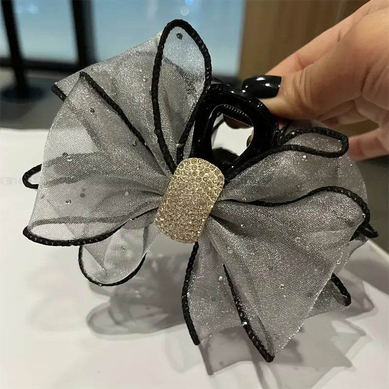 Exquisite mesh butterfly hair claw accessory, elegantly designed, suitable for fashionable women - a hairstyle for daily use