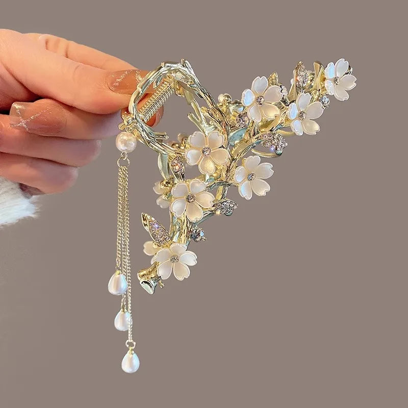 Light Luxury Metal Hair Claw Clips White Flower Hair Pins Shiny Rhinestone Ponytail Holder Pearls Tassel Hair Jewelry for Women