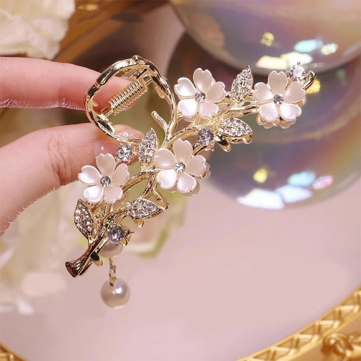 Light Luxury Metal Hair Claw Clips White Flower Hair Pins Shiny Rhinestone Ponytail Holder Pearls Tassel Hair Jewelry for Women