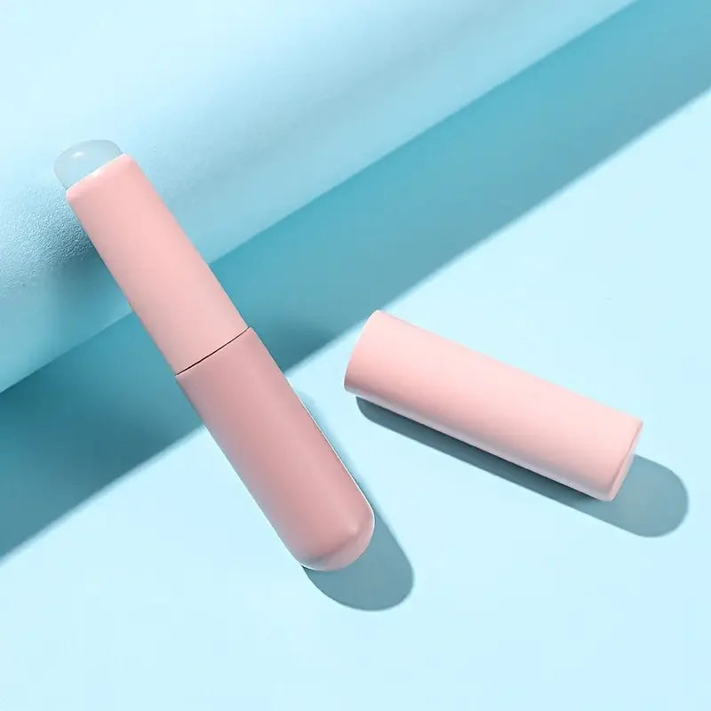 New color silicone lip brush with cover is suitable for concealer mouth blush dye brush, seamless mini portable cosmetic brush
