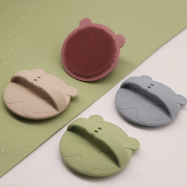 Soft silicone baby bath brush gently cleans baby's hair and body, BPA-free, a safe bathing tool for newborns and children.